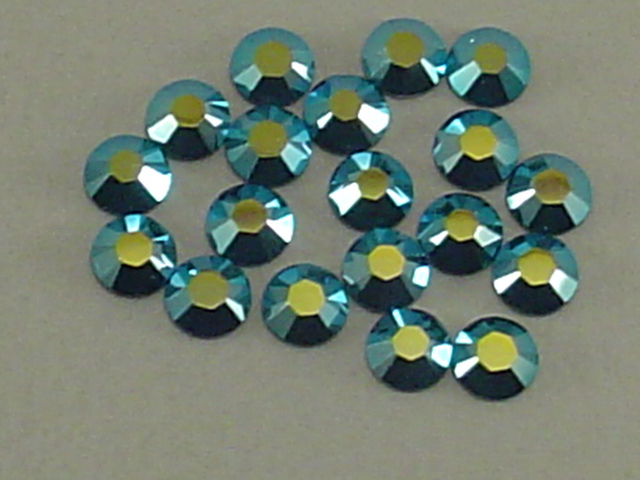 18 pcs. 34ss EMERALD AB FLATBACK European Rhinestones